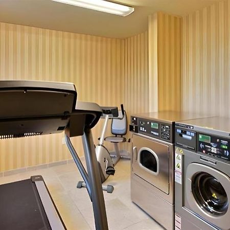 Americinn By Wyndham Oshkosh Bagian luar foto