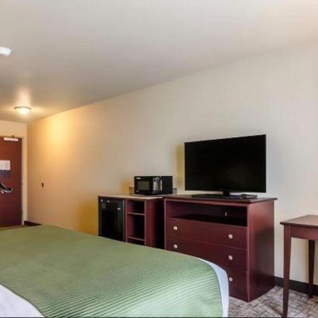 Americinn By Wyndham Oshkosh Bagian luar foto