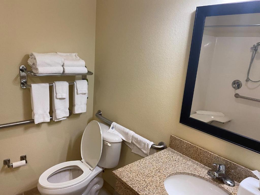 Americinn By Wyndham Oshkosh Bagian luar foto