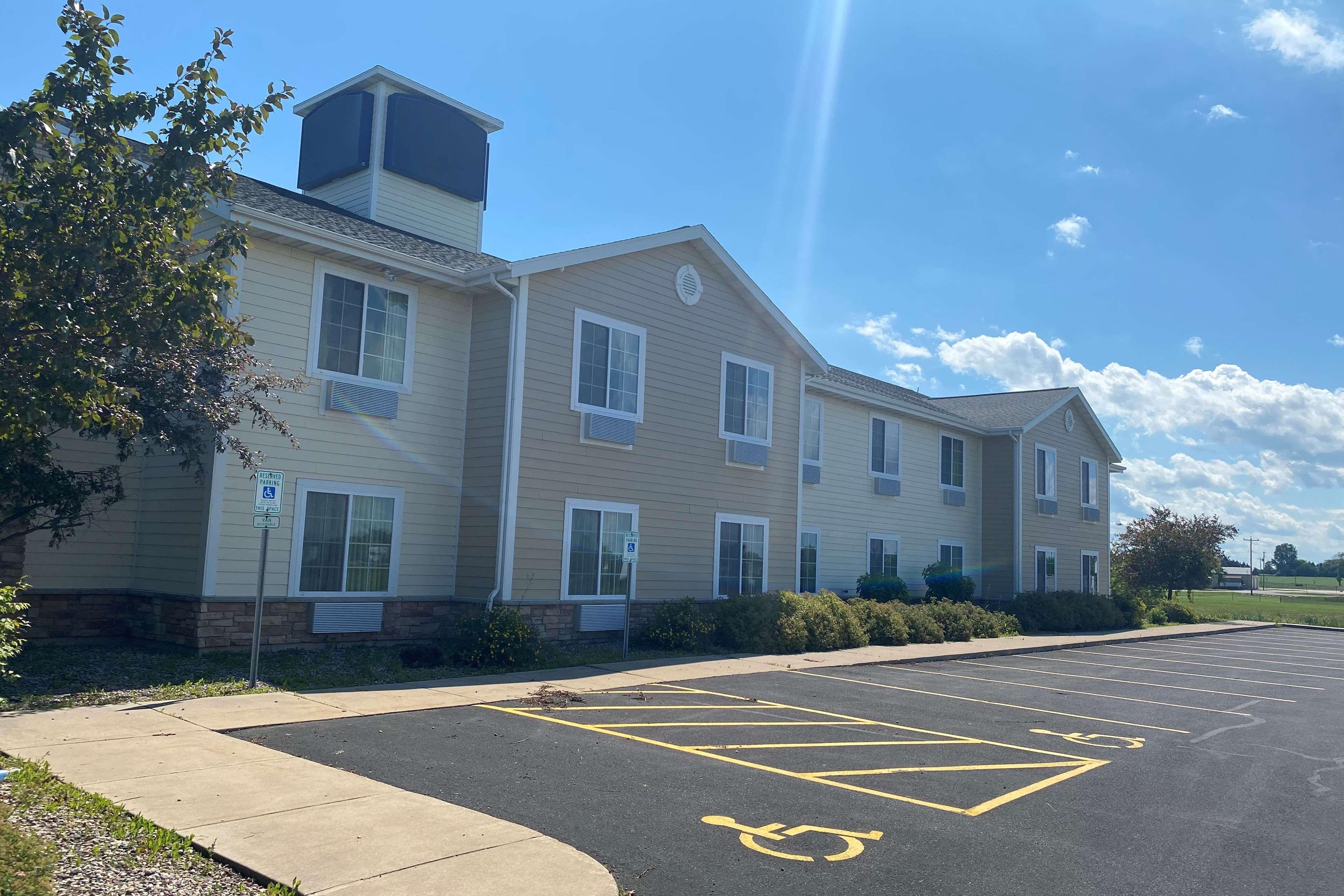 Americinn By Wyndham Oshkosh Bagian luar foto