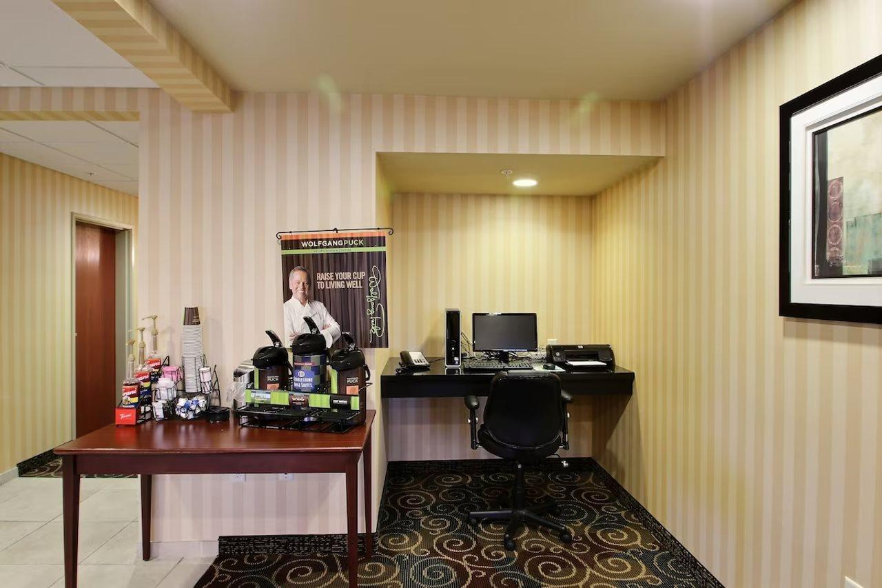 Americinn By Wyndham Oshkosh Bagian luar foto