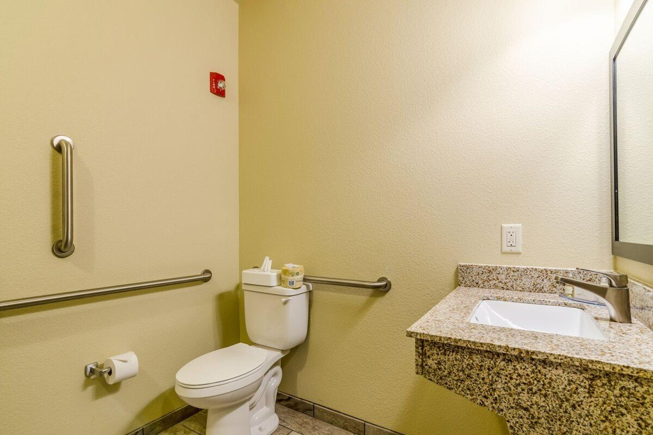 Americinn By Wyndham Oshkosh Bagian luar foto