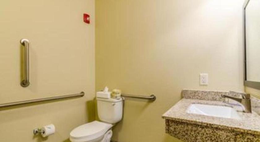 Americinn By Wyndham Oshkosh Bagian luar foto