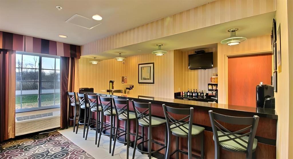 Americinn By Wyndham Oshkosh Bagian luar foto