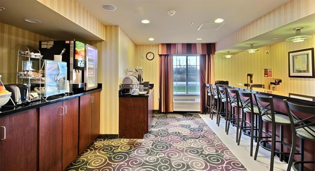 Americinn By Wyndham Oshkosh Bagian luar foto