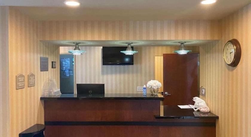 Americinn By Wyndham Oshkosh Bagian luar foto